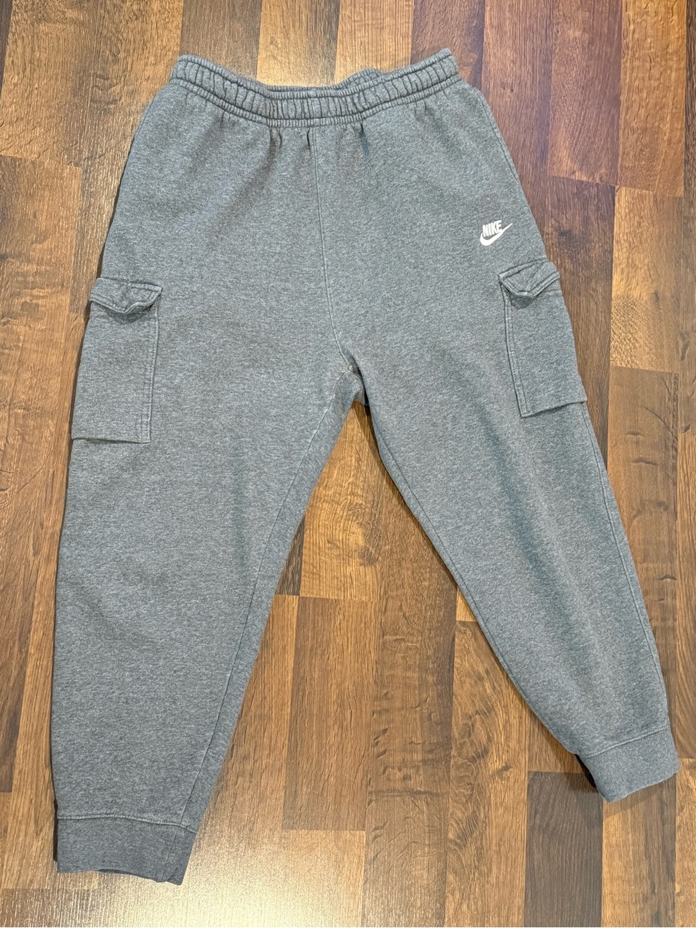 Nike Men’s Heather Gray Cargo Jogger Sweatpants (size large)